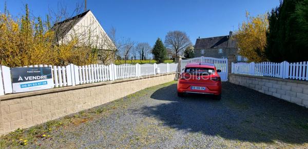 Ensemble immobilier de qualité – Terrain clos de 4 973 m²
Situé dans un cadre paisible, à proximité immédiate de Saint-Sever-Calvados et de l’A84, cet ensemble immobilier offre une belle opportunité pour un projet familial, touristique ou d’investissement locatif.

La maison principale de 123 m², comprend une entrée avec placard, une agréable pièce de vie d’environ 33 m² avec cheminée et poêle à granulés, une cuisine ouverte aménagée et équipée, ainsi qu’une chambre avec salle d’eau/WC privative accessible PMR.
À l’étage : deux chambres, un bureau et une seconde salle d’eau/WC.
Un vaste grenier aménageable (possibilité de créer 2/3 chambres), une pièce indépendante de 28 m² avec accès privatif (atelier, studio, chambre d’hôtes…), un garage attenant, un appentis fermé et plusieurs dépendances complètent l’ensemble.

La seconde maison de 108 m², vendue louée, constitue un véritable atout avec un revenu locatif immédiat. Elle dispose d’un séjour avec cheminée, cuisine, buanderie, 3 chambres, salle de bains, WC et grenier. Locataire fiable en place depuis 2010.

Le tout sur un terrain clos de 4 973 m2. 

Nombreux travaux récents : toiture ardoise, joints extérieurs, huisseries, poêle à granulés, cuisine, salle d’eau… Fibre raccordée, compteurs et assainissement indépendants pour chaque logement.

Situation idéale :
- Commerces et services à 1,5 km
- 8 min de l’A84 (axe Caen/Rennes)
- 13 km de Vire
- Plages de Granville et de la baie du Mont-Saint-Michel à 50 mns.