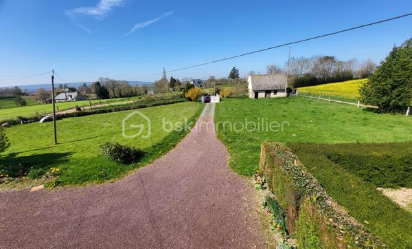 Ensemble immobilier de qualité – Terrain clos de 4 973 m²
Situé dans un cadre paisible, à proximité immédiate de Saint-Sever-Calvados et de l’A84, cet ensemble immobilier offre une belle opportunité pour un projet familial, touristique ou d’investissement locatif.

La maison principale de 123 m², comprend une entrée avec placard, une agréable pièce de vie d’environ 33 m² avec cheminée et poêle à granulés, une cuisine ouverte aménagée et équipée, ainsi qu’une chambre avec salle d’eau/WC privative accessible PMR.
À l’étage : deux chambres, un bureau et une seconde salle d’eau/WC.
Un vaste grenier aménageable (possibilité de créer 2/3 chambres), une pièce indépendante de 28 m² avec accès privatif (atelier, studio, chambre d’hôtes…), un garage attenant, un appentis fermé et plusieurs dépendances complètent l’ensemble.

La seconde maison de 108 m², vendue louée, constitue un véritable atout avec un revenu locatif immédiat. Elle dispose d’un séjour avec cheminée, cuisine, buanderie, 3 chambres, salle de bains, WC et grenier. Locataire fiable en place depuis 2010.

Le tout sur un terrain clos de 4 973 m2. 

Nombreux travaux récents : toiture ardoise, joints extérieurs, huisseries, poêle à granulés, cuisine, salle d’eau… Fibre raccordée, compteurs et assainissement indépendants pour chaque logement.

Situation idéale :
- Commerces et services à 1,5 km
- 8 min de l’A84 (axe Caen/Rennes)
- 13 km de Vire
- Plages de Granville et de la baie du Mont-Saint-Michel à 50 mns.