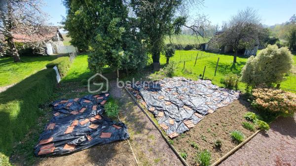 Ensemble immobilier de qualité – Terrain clos de 4 973 m²
Situé dans un cadre paisible, à proximité immédiate de Saint-Sever-Calvados et de l’A84, cet ensemble immobilier offre une belle opportunité pour un projet familial, touristique ou d’investissement locatif.

La maison principale de 123 m², comprend une entrée avec placard, une agréable pièce de vie d’environ 33 m² avec cheminée et poêle à granulés, une cuisine ouverte aménagée et équipée, ainsi qu’une chambre avec salle d’eau/WC privative accessible PMR.
À l’étage : deux chambres, un bureau et une seconde salle d’eau/WC.
Un vaste grenier aménageable (possibilité de créer 2/3 chambres), une pièce indépendante de 28 m² avec accès privatif (atelier, studio, chambre d’hôtes…), un garage attenant, un appentis fermé et plusieurs dépendances complètent l’ensemble.

La seconde maison de 108 m², vendue louée, constitue un véritable atout avec un revenu locatif immédiat. Elle dispose d’un séjour avec cheminée, cuisine, buanderie, 3 chambres, salle de bains, WC et grenier. Locataire fiable en place depuis 2010.

Le tout sur un terrain clos de 4 973 m2. 

Nombreux travaux récents : toiture ardoise, joints extérieurs, huisseries, poêle à granulés, cuisine, salle d’eau… Fibre raccordée, compteurs et assainissement indépendants pour chaque logement.

Situation idéale :
- Commerces et services à 1,5 km
- 8 min de l’A84 (axe Caen/Rennes)
- 13 km de Vire
- Plages de Granville et de la baie du Mont-Saint-Michel à 50 mns.