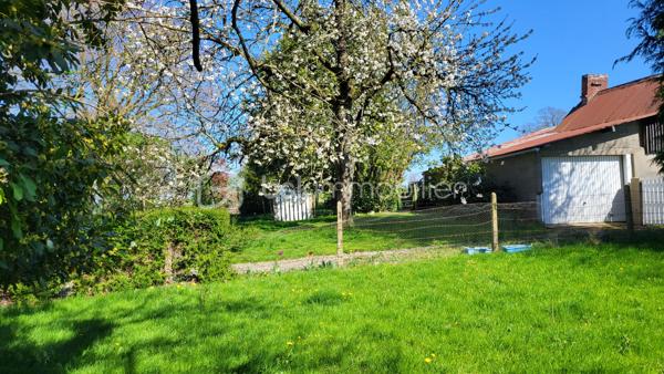Ensemble immobilier de qualité – Terrain clos de 4 973 m²
Situé dans un cadre paisible, à proximité immédiate de Saint-Sever-Calvados et de l’A84, cet ensemble immobilier offre une belle opportunité pour un projet familial, touristique ou d’investissement locatif.

La maison principale de 123 m², comprend une entrée avec placard, une agréable pièce de vie d’environ 33 m² avec cheminée et poêle à granulés, une cuisine ouverte aménagée et équipée, ainsi qu’une chambre avec salle d’eau/WC privative accessible PMR.
À l’étage : deux chambres, un bureau et une seconde salle d’eau/WC.
Un vaste grenier aménageable (possibilité de créer 2/3 chambres), une pièce indépendante de 28 m² avec accès privatif (atelier, studio, chambre d’hôtes…), un garage attenant, un appentis fermé et plusieurs dépendances complètent l’ensemble.

La seconde maison de 108 m², vendue louée, constitue un véritable atout avec un revenu locatif immédiat. Elle dispose d’un séjour avec cheminée, cuisine, buanderie, 3 chambres, salle de bains, WC et grenier. Locataire fiable en place depuis 2010.

Le tout sur un terrain clos de 4 973 m2. 

Nombreux travaux récents : toiture ardoise, joints extérieurs, huisseries, poêle à granulés, cuisine, salle d’eau… Fibre raccordée, compteurs et assainissement indépendants pour chaque logement.

Situation idéale :
- Commerces et services à 1,5 km
- 8 min de l’A84 (axe Caen/Rennes)
- 13 km de Vire
- Plages de Granville et de la baie du Mont-Saint-Michel à 50 mns.