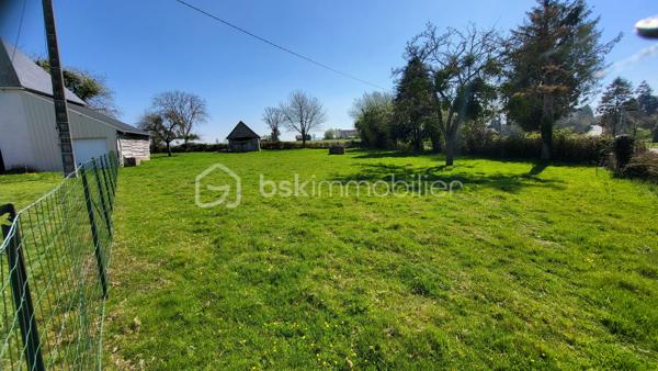 Ensemble immobilier de qualité – Terrain clos de 4 973 m²
Situé dans un cadre paisible, à proximité immédiate de Saint-Sever-Calvados et de l’A84, cet ensemble immobilier offre une belle opportunité pour un projet familial, touristique ou d’investissement locatif.

La maison principale de 123 m², comprend une entrée avec placard, une agréable pièce de vie d’environ 33 m² avec cheminée et poêle à granulés, une cuisine ouverte aménagée et équipée, ainsi qu’une chambre avec salle d’eau/WC privative accessible PMR.
À l’étage : deux chambres, un bureau et une seconde salle d’eau/WC.
Un vaste grenier aménageable (possibilité de créer 2/3 chambres), une pièce indépendante de 28 m² avec accès privatif (atelier, studio, chambre d’hôtes…), un garage attenant, un appentis fermé et plusieurs dépendances complètent l’ensemble.

La seconde maison de 108 m², vendue louée, constitue un véritable atout avec un revenu locatif immédiat. Elle dispose d’un séjour avec cheminée, cuisine, buanderie, 3 chambres, salle de bains, WC et grenier. Locataire fiable en place depuis 2010.

Le tout sur un terrain clos de 4 973 m2. 

Nombreux travaux récents : toiture ardoise, joints extérieurs, huisseries, poêle à granulés, cuisine, salle d’eau… Fibre raccordée, compteurs et assainissement indépendants pour chaque logement.

Situation idéale :
- Commerces et services à 1,5 km
- 8 min de l’A84 (axe Caen/Rennes)
- 13 km de Vire
- Plages de Granville et de la baie du Mont-Saint-Michel à 50 mns.