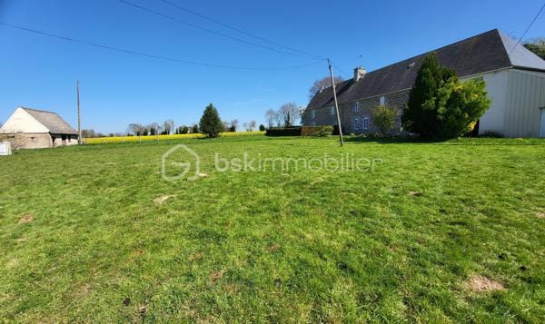 Ensemble immobilier de qualité – Terrain clos de 4 973 m²
Situé dans un cadre paisible, à proximité immédiate de Saint-Sever-Calvados et de l’A84, cet ensemble immobilier offre une belle opportunité pour un projet familial, touristique ou d’investissement locatif.

La maison principale de 123 m², comprend une entrée avec placard, une agréable pièce de vie d’environ 33 m² avec cheminée et poêle à granulés, une cuisine ouverte aménagée et équipée, ainsi qu’une chambre avec salle d’eau/WC privative accessible PMR.
À l’étage : deux chambres, un bureau et une seconde salle d’eau/WC.
Un vaste grenier aménageable (possibilité de créer 2/3 chambres), une pièce indépendante de 28 m² avec accès privatif (atelier, studio, chambre d’hôtes…), un garage attenant, un appentis fermé et plusieurs dépendances complètent l’ensemble.

La seconde maison de 108 m², vendue louée, constitue un véritable atout avec un revenu locatif immédiat. Elle dispose d’un séjour avec cheminée, cuisine, buanderie, 3 chambres, salle de bains, WC et grenier. Locataire fiable en place depuis 2010.

Le tout sur un terrain clos de 4 973 m2. 

Nombreux travaux récents : toiture ardoise, joints extérieurs, huisseries, poêle à granulés, cuisine, salle d’eau… Fibre raccordée, compteurs et assainissement indépendants pour chaque logement.

Situation idéale :
- Commerces et services à 1,5 km
- 8 min de l’A84 (axe Caen/Rennes)
- 13 km de Vire
- Plages de Granville et de la baie du Mont-Saint-Michel à 50 mns.