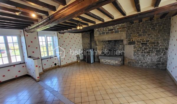 Ensemble immobilier de qualité – Terrain clos de 4 973 m²
Situé dans un cadre paisible, à proximité immédiate de Saint-Sever-Calvados et de l’A84, cet ensemble immobilier offre une belle opportunité pour un projet familial, touristique ou d’investissement locatif.

La maison principale de 123 m², comprend une entrée avec placard, une agréable pièce de vie d’environ 33 m² avec cheminée et poêle à granulés, une cuisine ouverte aménagée et équipée, ainsi qu’une chambre avec salle d’eau/WC privative accessible PMR.
À l’étage : deux chambres, un bureau et une seconde salle d’eau/WC.
Un vaste grenier aménageable (possibilité de créer 2/3 chambres), une pièce indépendante de 28 m² avec accès privatif (atelier, studio, chambre d’hôtes…), un garage attenant, un appentis fermé et plusieurs dépendances complètent l’ensemble.

La seconde maison de 108 m², vendue louée, constitue un véritable atout avec un revenu locatif immédiat. Elle dispose d’un séjour avec cheminée, cuisine, buanderie, 3 chambres, salle de bains, WC et grenier. Locataire fiable en place depuis 2010.

Le tout sur un terrain clos de 4 973 m2. 

Nombreux travaux récents : toiture ardoise, joints extérieurs, huisseries, poêle à granulés, cuisine, salle d’eau… Fibre raccordée, compteurs et assainissement indépendants pour chaque logement.

Situation idéale :
- Commerces et services à 1,5 km
- 8 min de l’A84 (axe Caen/Rennes)
- 13 km de Vire
- Plages de Granville et de la baie du Mont-Saint-Michel à 50 mns.