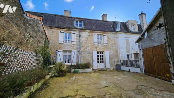 A vendre à VALENCE-EN-POITOU (86700), COUHE, Une maison de ville avec cour et garage