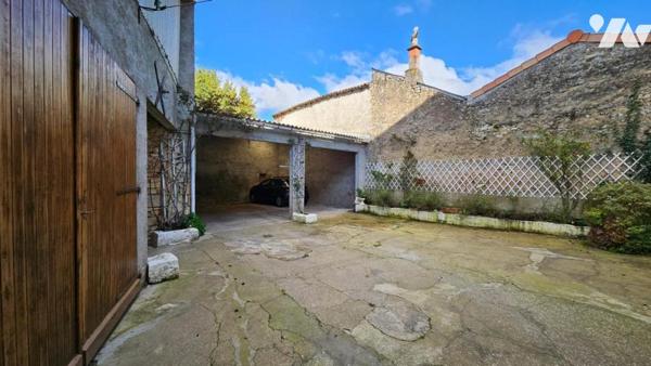 A vendre à VALENCE-EN-POITOU (86700), COUHE, Une maison de ville avec cour et garage