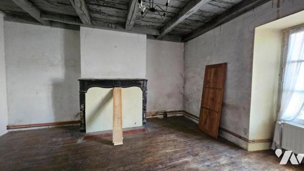 A vendre à VALENCE-EN-POITOU (86700), COUHE, Une maison de ville avec cour et garage