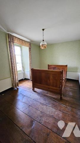 A vendre à VALENCE-EN-POITOU (86700), COUHE, Une maison de ville avec cour et garage