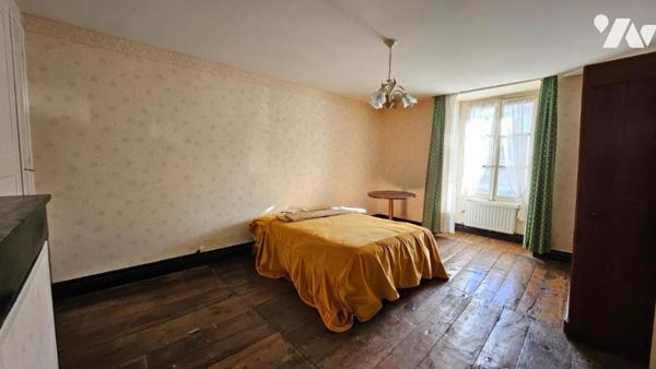 A vendre à VALENCE-EN-POITOU (86700), COUHE, Une maison de ville avec cour et garage