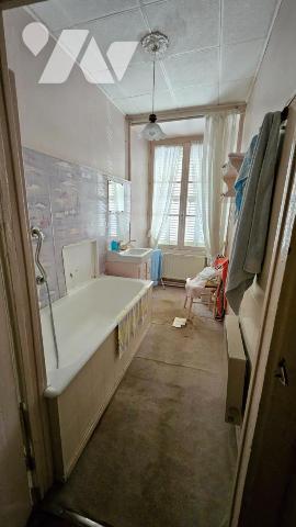 A vendre à VALENCE-EN-POITOU (86700), COUHE, Une maison de ville avec cour et garage