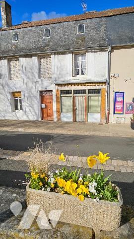 A vendre à VALENCE-EN-POITOU (86700), COUHE, Une maison de ville avec cour et garage