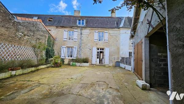 A vendre à VALENCE-EN-POITOU (86700), COUHE, Une maison de ville avec cour et garage