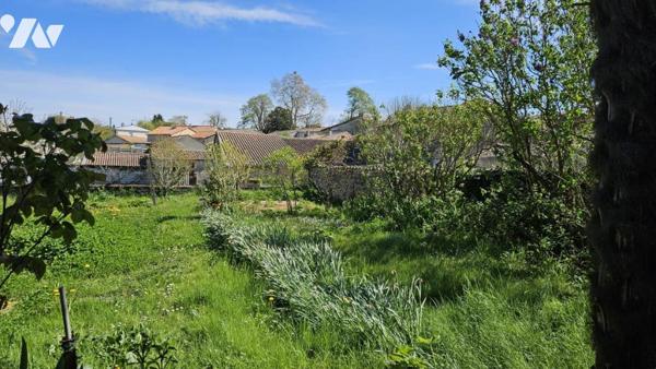 A vendre à VALENCE-EN-POITOU (86700), COUHE, Une maison de ville avec cour et garage
