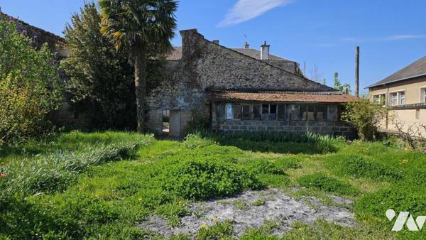 A vendre à VALENCE-EN-POITOU (86700), COUHE, Une maison de ville avec cour et garage