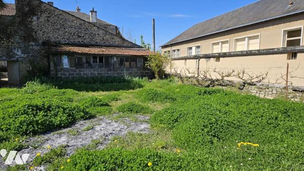 A vendre à VALENCE-EN-POITOU (86700), COUHE, Une maison de ville avec cour et garage