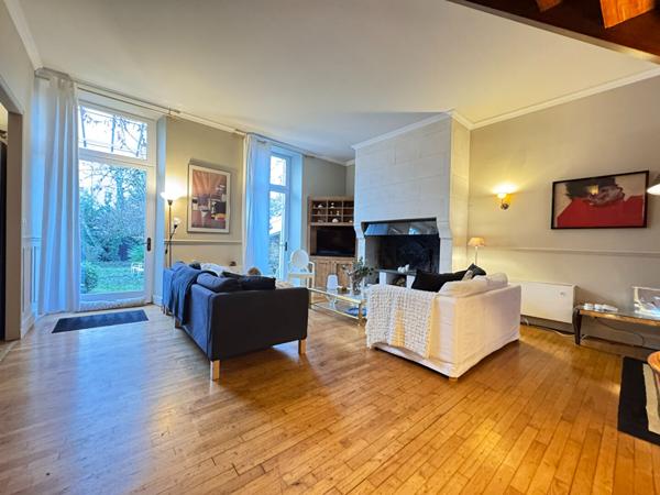 A VENDRE MAISON DE TYPE 6 PROCHE  DU CENTRE VILLE DE PERIGUEUX.