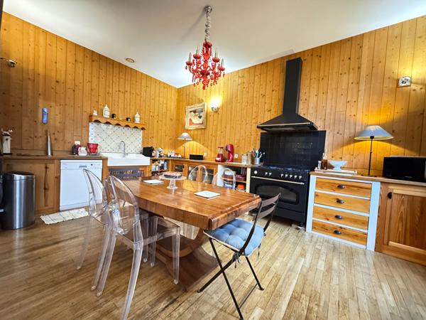 A VENDRE MAISON DE TYPE 6 PROCHE  DU CENTRE VILLE DE PERIGUEUX.