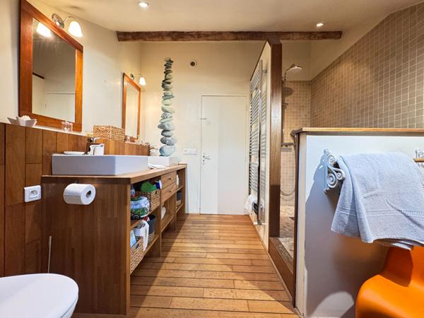 A VENDRE MAISON DE TYPE 6 PROCHE  DU CENTRE VILLE DE PERIGUEUX.