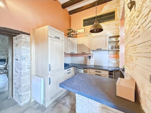 GUERANDE CENTRE CITE MEDIEVALE (44) Appartement T2 A VENDRE - CHEMINEE - 52m2 - COEUR DES COMMERCES ET ANIMATIONS TOURISTIQUES