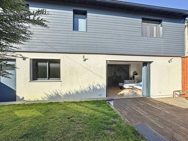 Maison récente à vendre à LA VARENNE - 3 chambres, garage, terrasse et jardinet.