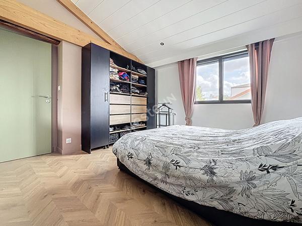 Maison récente à vendre à LA VARENNE - 3 chambres, garage, terrasse et jardinet.