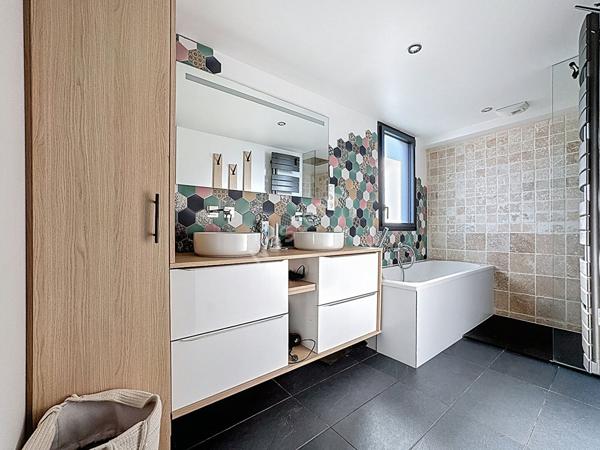 Maison récente à vendre à LA VARENNE - 3 chambres, garage, terrasse et jardinet.