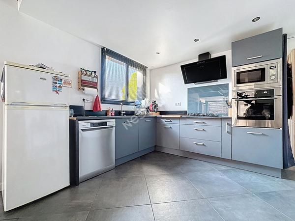 Maison récente à vendre à LA VARENNE - 3 chambres, garage, terrasse et jardinet.