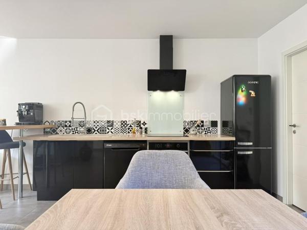 Et si vous profitiez du confort d’une maison entièrement rénovée, sans les contraintes d’un appartement ni les travaux d’une ancienne bâtisse ?

Située en plein cœur de Grosbliederstroff, à proximité immédiate des commerces, commodités et du tram en direction de Sarrebruck, cette maison mitoyenne des deux côtés de 80 m² habitables saura séduire par sa rénovation complète, ses prestations modernes et son agencement particulièrement bien pensé.
Entièrement reconstruite et rénovée il y a environ 8 ans, elle offre aujourd’hui un niveau de confort comparable à celui d’une construction récente : isolation, installations modernisées, double vitrage et chaudière gaz récente.

Dès l’entrée, vous découvrirez un espace de vie agréable et lumineux, composé d’un vaste salon-séjour ouvert sur une cuisine équipée, dans une ambiance contemporaine et conviviale.
Une petite terrasse intérieure, véritable puits de lumière, apporte une touche d’originalité et un agréable espace extérieur à l’abri des regards.
Un espace buanderie ainsi qu’un WC indépendant complètent ce niveau.

À l’étage, l’espace nuit propose deux chambres, un bureau pouvant également accueillir une chambre d’enfant, ainsi qu’une salle d’eau avec douche et WC.

Autre véritable atout : un garage situé sous la maison, accessible par une porte motorisée, offrant un espace de stationnement et de rangement appréciable en plein centre du village.

Côté budget, la maison bénéficie d’une bonne performance énergétique et d’une taxe foncière particulièrement attractive de seulement 483 € par an, ordures ménagères comprises.

Un bien idéal pour celles et ceux qui recherchent une maison fonctionnelle, moderne et facile à vivre, sans jardin, à proximité immédiate de la frontière allemande et des transports, sans avoir à engager de travaux.

Une alternative séduisante à un appartement récent, sans les charges de copropriété, avec le confort et l’indépendance d’une véritable maison !

Wie wäre es, den Komfort eines komplett renovierten Hauses zu genießen – ohne die Einschränkungen einer Wohnung und ohne den Renovierungsaufwand eines Altbaus?

Dieses beidseitig angebaute Haus mit 80 m² Wohnfläche liegt mitten im Ortskern von Grosbliederstroff, in unmittelbarer Nähe zu Geschäften, Einrichtungen des täglichen Bedarfs und der Straßenbahnverbindung nach Saarbrücken. Es besticht durch seine umfassende Renovierung, moderne Ausstattung und eine besonders durchdachte Raumaufteilung.
Das Haus wurde vor etwa acht Jahren grundlegend saniert und bietet heute einen Wohnkomfort, der dem eines Neubaus gleichkommt: zeitgemäße Dämmung, modernisierte Haustechnik, Doppelverglasung und eine neue Gasheizung.

Schon beim Betreten empfängt Sie ein heller, einladender Wohnbereich mit einem großzügigen Wohn- und Esszimmer, das offen in die Einbauküche übergeht – ein modernes und zugleich gemütliches Ambiente.
Eine kleine, innenliegende Terrasse sorgt als Lichtoase für eine besondere Note und bietet einen angenehmen, sichtgeschützten Außenbereich.
Ein Hauswirtschaftsraum sowie ein separates WC vervollständigen diese Ebene.

Im Obergeschoss befindet sich der Schlafbereich mit zwei Zimmern, einem Büro (das sich auch als Kinderzimmer eignet) sowie einem Badezimmer mit Dusche und WC.

Ein weiterer Pluspunkt ist die Garage im Untergeschoss: Sie ist über ein elektrisches Tor zugänglich und bietet wertvollen Stell- und Stauraum mitten im Ortskern.

Auch finanziell überzeugt das Haus durch eine gute Energieeffizienz und eine besonders attraktive Grundsteuer von nur 483 € pro Jahr (inklusive Müllgebühren).

Eine ideale Immobilie für alle, die ein funktionales, modernes und pflegeleichtes Haus ohne Garten suchen – in unmittelbarer Nähe zur deutschen Grenze und zu Verkehrsanbindungen, und das ganz ohne Renovierungsaufwand. Eine attraktive Alternative zu einer modernen Wohnung – ohne das Hausgeld einer Eigentümergemeinschaft, dafür mit dem Komfort und der Unabhängigkeit eines echten Hauses!