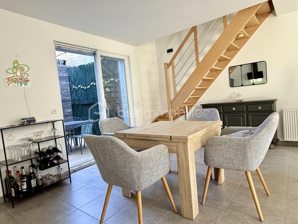 Et si vous profitiez du confort d’une maison entièrement rénovée, sans les contraintes d’un appartement ni les travaux d’une ancienne bâtisse ?

Située en plein cœur de Grosbliederstroff, à proximité immédiate des commerces, commodités et du tram en direction de Sarrebruck, cette maison mitoyenne des deux côtés de 80 m² habitables saura séduire par sa rénovation complète, ses prestations modernes et son agencement particulièrement bien pensé.
Entièrement reconstruite et rénovée il y a environ 8 ans, elle offre aujourd’hui un niveau de confort comparable à celui d’une construction récente : isolation, installations modernisées, double vitrage et chaudière gaz récente.

Dès l’entrée, vous découvrirez un espace de vie agréable et lumineux, composé d’un vaste salon-séjour ouvert sur une cuisine équipée, dans une ambiance contemporaine et conviviale.
Une petite terrasse intérieure, véritable puits de lumière, apporte une touche d’originalité et un agréable espace extérieur à l’abri des regards.
Un espace buanderie ainsi qu’un WC indépendant complètent ce niveau.

À l’étage, l’espace nuit propose deux chambres, un bureau pouvant également accueillir une chambre d’enfant, ainsi qu’une salle d’eau avec douche et WC.

Autre véritable atout : un garage situé sous la maison, accessible par une porte motorisée, offrant un espace de stationnement et de rangement appréciable en plein centre du village.

Côté budget, la maison bénéficie d’une bonne performance énergétique et d’une taxe foncière particulièrement attractive de seulement 483 € par an, ordures ménagères comprises.

Un bien idéal pour celles et ceux qui recherchent une maison fonctionnelle, moderne et facile à vivre, sans jardin, à proximité immédiate de la frontière allemande et des transports, sans avoir à engager de travaux.

Une alternative séduisante à un appartement récent, sans les charges de copropriété, avec le confort et l’indépendance d’une véritable maison !

Wie wäre es, den Komfort eines komplett renovierten Hauses zu genießen – ohne die Einschränkungen einer Wohnung und ohne den Renovierungsaufwand eines Altbaus?

Dieses beidseitig angebaute Haus mit 80 m² Wohnfläche liegt mitten im Ortskern von Grosbliederstroff, in unmittelbarer Nähe zu Geschäften, Einrichtungen des täglichen Bedarfs und der Straßenbahnverbindung nach Saarbrücken. Es besticht durch seine umfassende Renovierung, moderne Ausstattung und eine besonders durchdachte Raumaufteilung.
Das Haus wurde vor etwa acht Jahren grundlegend saniert und bietet heute einen Wohnkomfort, der dem eines Neubaus gleichkommt: zeitgemäße Dämmung, modernisierte Haustechnik, Doppelverglasung und eine neue Gasheizung.

Schon beim Betreten empfängt Sie ein heller, einladender Wohnbereich mit einem großzügigen Wohn- und Esszimmer, das offen in die Einbauküche übergeht – ein modernes und zugleich gemütliches Ambiente.
Eine kleine, innenliegende Terrasse sorgt als Lichtoase für eine besondere Note und bietet einen angenehmen, sichtgeschützten Außenbereich.
Ein Hauswirtschaftsraum sowie ein separates WC vervollständigen diese Ebene.

Im Obergeschoss befindet sich der Schlafbereich mit zwei Zimmern, einem Büro (das sich auch als Kinderzimmer eignet) sowie einem Badezimmer mit Dusche und WC.

Ein weiterer Pluspunkt ist die Garage im Untergeschoss: Sie ist über ein elektrisches Tor zugänglich und bietet wertvollen Stell- und Stauraum mitten im Ortskern.

Auch finanziell überzeugt das Haus durch eine gute Energieeffizienz und eine besonders attraktive Grundsteuer von nur 483 € pro Jahr (inklusive Müllgebühren).

Eine ideale Immobilie für alle, die ein funktionales, modernes und pflegeleichtes Haus ohne Garten suchen – in unmittelbarer Nähe zur deutschen Grenze und zu Verkehrsanbindungen, und das ganz ohne Renovierungsaufwand. Eine attraktive Alternative zu einer modernen Wohnung – ohne das Hausgeld einer Eigentümergemeinschaft, dafür mit dem Komfort und der Unabhängigkeit eines echten Hauses!