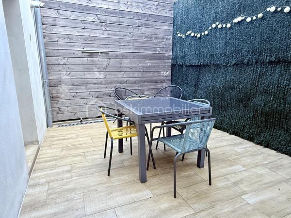 Et si vous profitiez du confort d’une maison entièrement rénovée, sans les contraintes d’un appartement ni les travaux d’une ancienne bâtisse ?

Située en plein cœur de Grosbliederstroff, à proximité immédiate des commerces, commodités et du tram en direction de Sarrebruck, cette maison mitoyenne des deux côtés de 80 m² habitables saura séduire par sa rénovation complète, ses prestations modernes et son agencement particulièrement bien pensé.
Entièrement reconstruite et rénovée il y a environ 8 ans, elle offre aujourd’hui un niveau de confort comparable à celui d’une construction récente : isolation, installations modernisées, double vitrage et chaudière gaz récente.

Dès l’entrée, vous découvrirez un espace de vie agréable et lumineux, composé d’un vaste salon-séjour ouvert sur une cuisine équipée, dans une ambiance contemporaine et conviviale.
Une petite terrasse intérieure, véritable puits de lumière, apporte une touche d’originalité et un agréable espace extérieur à l’abri des regards.
Un espace buanderie ainsi qu’un WC indépendant complètent ce niveau.

À l’étage, l’espace nuit propose deux chambres, un bureau pouvant également accueillir une chambre d’enfant, ainsi qu’une salle d’eau avec douche et WC.

Autre véritable atout : un garage situé sous la maison, accessible par une porte motorisée, offrant un espace de stationnement et de rangement appréciable en plein centre du village.

Côté budget, la maison bénéficie d’une bonne performance énergétique et d’une taxe foncière particulièrement attractive de seulement 483 € par an, ordures ménagères comprises.

Un bien idéal pour celles et ceux qui recherchent une maison fonctionnelle, moderne et facile à vivre, sans jardin, à proximité immédiate de la frontière allemande et des transports, sans avoir à engager de travaux.

Une alternative séduisante à un appartement récent, sans les charges de copropriété, avec le confort et l’indépendance d’une véritable maison !

Wie wäre es, den Komfort eines komplett renovierten Hauses zu genießen – ohne die Einschränkungen einer Wohnung und ohne den Renovierungsaufwand eines Altbaus?

Dieses beidseitig angebaute Haus mit 80 m² Wohnfläche liegt mitten im Ortskern von Grosbliederstroff, in unmittelbarer Nähe zu Geschäften, Einrichtungen des täglichen Bedarfs und der Straßenbahnverbindung nach Saarbrücken. Es besticht durch seine umfassende Renovierung, moderne Ausstattung und eine besonders durchdachte Raumaufteilung.
Das Haus wurde vor etwa acht Jahren grundlegend saniert und bietet heute einen Wohnkomfort, der dem eines Neubaus gleichkommt: zeitgemäße Dämmung, modernisierte Haustechnik, Doppelverglasung und eine neue Gasheizung.

Schon beim Betreten empfängt Sie ein heller, einladender Wohnbereich mit einem großzügigen Wohn- und Esszimmer, das offen in die Einbauküche übergeht – ein modernes und zugleich gemütliches Ambiente.
Eine kleine, innenliegende Terrasse sorgt als Lichtoase für eine besondere Note und bietet einen angenehmen, sichtgeschützten Außenbereich.
Ein Hauswirtschaftsraum sowie ein separates WC vervollständigen diese Ebene.

Im Obergeschoss befindet sich der Schlafbereich mit zwei Zimmern, einem Büro (das sich auch als Kinderzimmer eignet) sowie einem Badezimmer mit Dusche und WC.

Ein weiterer Pluspunkt ist die Garage im Untergeschoss: Sie ist über ein elektrisches Tor zugänglich und bietet wertvollen Stell- und Stauraum mitten im Ortskern.

Auch finanziell überzeugt das Haus durch eine gute Energieeffizienz und eine besonders attraktive Grundsteuer von nur 483 € pro Jahr (inklusive Müllgebühren).

Eine ideale Immobilie für alle, die ein funktionales, modernes und pflegeleichtes Haus ohne Garten suchen – in unmittelbarer Nähe zur deutschen Grenze und zu Verkehrsanbindungen, und das ganz ohne Renovierungsaufwand. Eine attraktive Alternative zu einer modernen Wohnung – ohne das Hausgeld einer Eigentümergemeinschaft, dafür mit dem Komfort und der Unabhängigkeit eines echten Hauses!