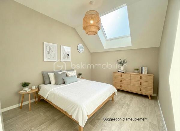 Et si vous profitiez du confort d’une maison entièrement rénovée, sans les contraintes d’un appartement ni les travaux d’une ancienne bâtisse ?

Située en plein cœur de Grosbliederstroff, à proximité immédiate des commerces, commodités et du tram en direction de Sarrebruck, cette maison mitoyenne des deux côtés de 80 m² habitables saura séduire par sa rénovation complète, ses prestations modernes et son agencement particulièrement bien pensé.
Entièrement reconstruite et rénovée il y a environ 8 ans, elle offre aujourd’hui un niveau de confort comparable à celui d’une construction récente : isolation, installations modernisées, double vitrage et chaudière gaz récente.

Dès l’entrée, vous découvrirez un espace de vie agréable et lumineux, composé d’un vaste salon-séjour ouvert sur une cuisine équipée, dans une ambiance contemporaine et conviviale.
Une petite terrasse intérieure, véritable puits de lumière, apporte une touche d’originalité et un agréable espace extérieur à l’abri des regards.
Un espace buanderie ainsi qu’un WC indépendant complètent ce niveau.

À l’étage, l’espace nuit propose deux chambres, un bureau pouvant également accueillir une chambre d’enfant, ainsi qu’une salle d’eau avec douche et WC.

Autre véritable atout : un garage situé sous la maison, accessible par une porte motorisée, offrant un espace de stationnement et de rangement appréciable en plein centre du village.

Côté budget, la maison bénéficie d’une bonne performance énergétique et d’une taxe foncière particulièrement attractive de seulement 483 € par an, ordures ménagères comprises.

Un bien idéal pour celles et ceux qui recherchent une maison fonctionnelle, moderne et facile à vivre, sans jardin, à proximité immédiate de la frontière allemande et des transports, sans avoir à engager de travaux.

Une alternative séduisante à un appartement récent, sans les charges de copropriété, avec le confort et l’indépendance d’une véritable maison !

Wie wäre es, den Komfort eines komplett renovierten Hauses zu genießen – ohne die Einschränkungen einer Wohnung und ohne den Renovierungsaufwand eines Altbaus?

Dieses beidseitig angebaute Haus mit 80 m² Wohnfläche liegt mitten im Ortskern von Grosbliederstroff, in unmittelbarer Nähe zu Geschäften, Einrichtungen des täglichen Bedarfs und der Straßenbahnverbindung nach Saarbrücken. Es besticht durch seine umfassende Renovierung, moderne Ausstattung und eine besonders durchdachte Raumaufteilung.
Das Haus wurde vor etwa acht Jahren grundlegend saniert und bietet heute einen Wohnkomfort, der dem eines Neubaus gleichkommt: zeitgemäße Dämmung, modernisierte Haustechnik, Doppelverglasung und eine neue Gasheizung.

Schon beim Betreten empfängt Sie ein heller, einladender Wohnbereich mit einem großzügigen Wohn- und Esszimmer, das offen in die Einbauküche übergeht – ein modernes und zugleich gemütliches Ambiente.
Eine kleine, innenliegende Terrasse sorgt als Lichtoase für eine besondere Note und bietet einen angenehmen, sichtgeschützten Außenbereich.
Ein Hauswirtschaftsraum sowie ein separates WC vervollständigen diese Ebene.

Im Obergeschoss befindet sich der Schlafbereich mit zwei Zimmern, einem Büro (das sich auch als Kinderzimmer eignet) sowie einem Badezimmer mit Dusche und WC.

Ein weiterer Pluspunkt ist die Garage im Untergeschoss: Sie ist über ein elektrisches Tor zugänglich und bietet wertvollen Stell- und Stauraum mitten im Ortskern.

Auch finanziell überzeugt das Haus durch eine gute Energieeffizienz und eine besonders attraktive Grundsteuer von nur 483 € pro Jahr (inklusive Müllgebühren).

Eine ideale Immobilie für alle, die ein funktionales, modernes und pflegeleichtes Haus ohne Garten suchen – in unmittelbarer Nähe zur deutschen Grenze und zu Verkehrsanbindungen, und das ganz ohne Renovierungsaufwand. Eine attraktive Alternative zu einer modernen Wohnung – ohne das Hausgeld einer Eigentümergemeinschaft, dafür mit dem Komfort und der Unabhängigkeit eines echten Hauses!