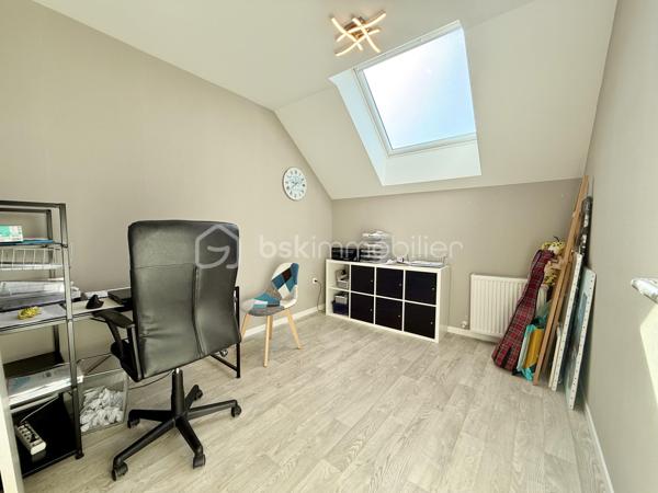 Et si vous profitiez du confort d’une maison entièrement rénovée, sans les contraintes d’un appartement ni les travaux d’une ancienne bâtisse ?

Située en plein cœur de Grosbliederstroff, à proximité immédiate des commerces, commodités et du tram en direction de Sarrebruck, cette maison mitoyenne des deux côtés de 80 m² habitables saura séduire par sa rénovation complète, ses prestations modernes et son agencement particulièrement bien pensé.
Entièrement reconstruite et rénovée il y a environ 8 ans, elle offre aujourd’hui un niveau de confort comparable à celui d’une construction récente : isolation, installations modernisées, double vitrage et chaudière gaz récente.

Dès l’entrée, vous découvrirez un espace de vie agréable et lumineux, composé d’un vaste salon-séjour ouvert sur une cuisine équipée, dans une ambiance contemporaine et conviviale.
Une petite terrasse intérieure, véritable puits de lumière, apporte une touche d’originalité et un agréable espace extérieur à l’abri des regards.
Un espace buanderie ainsi qu’un WC indépendant complètent ce niveau.

À l’étage, l’espace nuit propose deux chambres, un bureau pouvant également accueillir une chambre d’enfant, ainsi qu’une salle d’eau avec douche et WC.

Autre véritable atout : un garage situé sous la maison, accessible par une porte motorisée, offrant un espace de stationnement et de rangement appréciable en plein centre du village.

Côté budget, la maison bénéficie d’une bonne performance énergétique et d’une taxe foncière particulièrement attractive de seulement 483 € par an, ordures ménagères comprises.

Un bien idéal pour celles et ceux qui recherchent une maison fonctionnelle, moderne et facile à vivre, sans jardin, à proximité immédiate de la frontière allemande et des transports, sans avoir à engager de travaux.

Une alternative séduisante à un appartement récent, sans les charges de copropriété, avec le confort et l’indépendance d’une véritable maison !

Wie wäre es, den Komfort eines komplett renovierten Hauses zu genießen – ohne die Einschränkungen einer Wohnung und ohne den Renovierungsaufwand eines Altbaus?

Dieses beidseitig angebaute Haus mit 80 m² Wohnfläche liegt mitten im Ortskern von Grosbliederstroff, in unmittelbarer Nähe zu Geschäften, Einrichtungen des täglichen Bedarfs und der Straßenbahnverbindung nach Saarbrücken. Es besticht durch seine umfassende Renovierung, moderne Ausstattung und eine besonders durchdachte Raumaufteilung.
Das Haus wurde vor etwa acht Jahren grundlegend saniert und bietet heute einen Wohnkomfort, der dem eines Neubaus gleichkommt: zeitgemäße Dämmung, modernisierte Haustechnik, Doppelverglasung und eine neue Gasheizung.

Schon beim Betreten empfängt Sie ein heller, einladender Wohnbereich mit einem großzügigen Wohn- und Esszimmer, das offen in die Einbauküche übergeht – ein modernes und zugleich gemütliches Ambiente.
Eine kleine, innenliegende Terrasse sorgt als Lichtoase für eine besondere Note und bietet einen angenehmen, sichtgeschützten Außenbereich.
Ein Hauswirtschaftsraum sowie ein separates WC vervollständigen diese Ebene.

Im Obergeschoss befindet sich der Schlafbereich mit zwei Zimmern, einem Büro (das sich auch als Kinderzimmer eignet) sowie einem Badezimmer mit Dusche und WC.

Ein weiterer Pluspunkt ist die Garage im Untergeschoss: Sie ist über ein elektrisches Tor zugänglich und bietet wertvollen Stell- und Stauraum mitten im Ortskern.

Auch finanziell überzeugt das Haus durch eine gute Energieeffizienz und eine besonders attraktive Grundsteuer von nur 483 € pro Jahr (inklusive Müllgebühren).

Eine ideale Immobilie für alle, die ein funktionales, modernes und pflegeleichtes Haus ohne Garten suchen – in unmittelbarer Nähe zur deutschen Grenze und zu Verkehrsanbindungen, und das ganz ohne Renovierungsaufwand. Eine attraktive Alternative zu einer modernen Wohnung – ohne das Hausgeld einer Eigentümergemeinschaft, dafür mit dem Komfort und der Unabhängigkeit eines echten Hauses!