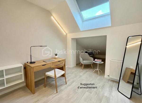 Et si vous profitiez du confort d’une maison entièrement rénovée, sans les contraintes d’un appartement ni les travaux d’une ancienne bâtisse ?

Située en plein cœur de Grosbliederstroff, à proximité immédiate des commerces, commodités et du tram en direction de Sarrebruck, cette maison mitoyenne des deux côtés de 80 m² habitables saura séduire par sa rénovation complète, ses prestations modernes et son agencement particulièrement bien pensé.
Entièrement reconstruite et rénovée il y a environ 8 ans, elle offre aujourd’hui un niveau de confort comparable à celui d’une construction récente : isolation, installations modernisées, double vitrage et chaudière gaz récente.

Dès l’entrée, vous découvrirez un espace de vie agréable et lumineux, composé d’un vaste salon-séjour ouvert sur une cuisine équipée, dans une ambiance contemporaine et conviviale.
Une petite terrasse intérieure, véritable puits de lumière, apporte une touche d’originalité et un agréable espace extérieur à l’abri des regards.
Un espace buanderie ainsi qu’un WC indépendant complètent ce niveau.

À l’étage, l’espace nuit propose deux chambres, un bureau pouvant également accueillir une chambre d’enfant, ainsi qu’une salle d’eau avec douche et WC.

Autre véritable atout : un garage situé sous la maison, accessible par une porte motorisée, offrant un espace de stationnement et de rangement appréciable en plein centre du village.

Côté budget, la maison bénéficie d’une bonne performance énergétique et d’une taxe foncière particulièrement attractive de seulement 483 € par an, ordures ménagères comprises.

Un bien idéal pour celles et ceux qui recherchent une maison fonctionnelle, moderne et facile à vivre, sans jardin, à proximité immédiate de la frontière allemande et des transports, sans avoir à engager de travaux.

Une alternative séduisante à un appartement récent, sans les charges de copropriété, avec le confort et l’indépendance d’une véritable maison !

Wie wäre es, den Komfort eines komplett renovierten Hauses zu genießen – ohne die Einschränkungen einer Wohnung und ohne den Renovierungsaufwand eines Altbaus?

Dieses beidseitig angebaute Haus mit 80 m² Wohnfläche liegt mitten im Ortskern von Grosbliederstroff, in unmittelbarer Nähe zu Geschäften, Einrichtungen des täglichen Bedarfs und der Straßenbahnverbindung nach Saarbrücken. Es besticht durch seine umfassende Renovierung, moderne Ausstattung und eine besonders durchdachte Raumaufteilung.
Das Haus wurde vor etwa acht Jahren grundlegend saniert und bietet heute einen Wohnkomfort, der dem eines Neubaus gleichkommt: zeitgemäße Dämmung, modernisierte Haustechnik, Doppelverglasung und eine neue Gasheizung.

Schon beim Betreten empfängt Sie ein heller, einladender Wohnbereich mit einem großzügigen Wohn- und Esszimmer, das offen in die Einbauküche übergeht – ein modernes und zugleich gemütliches Ambiente.
Eine kleine, innenliegende Terrasse sorgt als Lichtoase für eine besondere Note und bietet einen angenehmen, sichtgeschützten Außenbereich.
Ein Hauswirtschaftsraum sowie ein separates WC vervollständigen diese Ebene.

Im Obergeschoss befindet sich der Schlafbereich mit zwei Zimmern, einem Büro (das sich auch als Kinderzimmer eignet) sowie einem Badezimmer mit Dusche und WC.

Ein weiterer Pluspunkt ist die Garage im Untergeschoss: Sie ist über ein elektrisches Tor zugänglich und bietet wertvollen Stell- und Stauraum mitten im Ortskern.

Auch finanziell überzeugt das Haus durch eine gute Energieeffizienz und eine besonders attraktive Grundsteuer von nur 483 € pro Jahr (inklusive Müllgebühren).

Eine ideale Immobilie für alle, die ein funktionales, modernes und pflegeleichtes Haus ohne Garten suchen – in unmittelbarer Nähe zur deutschen Grenze und zu Verkehrsanbindungen, und das ganz ohne Renovierungsaufwand. Eine attraktive Alternative zu einer modernen Wohnung – ohne das Hausgeld einer Eigentümergemeinschaft, dafür mit dem Komfort und der Unabhängigkeit eines echten Hauses!