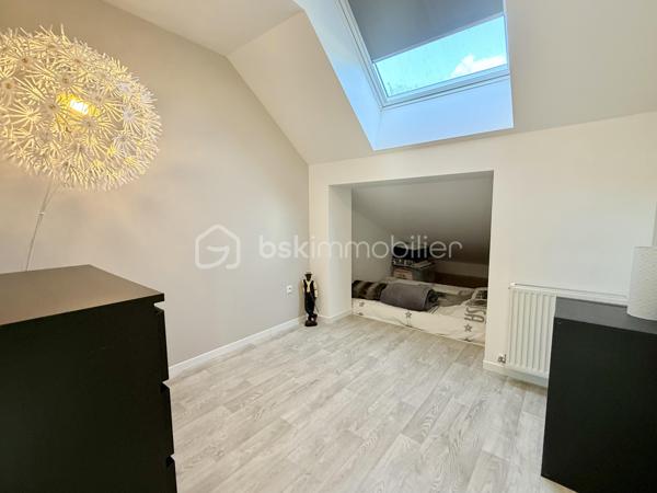 Et si vous profitiez du confort d’une maison entièrement rénovée, sans les contraintes d’un appartement ni les travaux d’une ancienne bâtisse ?

Située en plein cœur de Grosbliederstroff, à proximité immédiate des commerces, commodités et du tram en direction de Sarrebruck, cette maison mitoyenne des deux côtés de 80 m² habitables saura séduire par sa rénovation complète, ses prestations modernes et son agencement particulièrement bien pensé.
Entièrement reconstruite et rénovée il y a environ 8 ans, elle offre aujourd’hui un niveau de confort comparable à celui d’une construction récente : isolation, installations modernisées, double vitrage et chaudière gaz récente.

Dès l’entrée, vous découvrirez un espace de vie agréable et lumineux, composé d’un vaste salon-séjour ouvert sur une cuisine équipée, dans une ambiance contemporaine et conviviale.
Une petite terrasse intérieure, véritable puits de lumière, apporte une touche d’originalité et un agréable espace extérieur à l’abri des regards.
Un espace buanderie ainsi qu’un WC indépendant complètent ce niveau.

À l’étage, l’espace nuit propose deux chambres, un bureau pouvant également accueillir une chambre d’enfant, ainsi qu’une salle d’eau avec douche et WC.

Autre véritable atout : un garage situé sous la maison, accessible par une porte motorisée, offrant un espace de stationnement et de rangement appréciable en plein centre du village.

Côté budget, la maison bénéficie d’une bonne performance énergétique et d’une taxe foncière particulièrement attractive de seulement 483 € par an, ordures ménagères comprises.

Un bien idéal pour celles et ceux qui recherchent une maison fonctionnelle, moderne et facile à vivre, sans jardin, à proximité immédiate de la frontière allemande et des transports, sans avoir à engager de travaux.

Une alternative séduisante à un appartement récent, sans les charges de copropriété, avec le confort et l’indépendance d’une véritable maison !

Wie wäre es, den Komfort eines komplett renovierten Hauses zu genießen – ohne die Einschränkungen einer Wohnung und ohne den Renovierungsaufwand eines Altbaus?

Dieses beidseitig angebaute Haus mit 80 m² Wohnfläche liegt mitten im Ortskern von Grosbliederstroff, in unmittelbarer Nähe zu Geschäften, Einrichtungen des täglichen Bedarfs und der Straßenbahnverbindung nach Saarbrücken. Es besticht durch seine umfassende Renovierung, moderne Ausstattung und eine besonders durchdachte Raumaufteilung.
Das Haus wurde vor etwa acht Jahren grundlegend saniert und bietet heute einen Wohnkomfort, der dem eines Neubaus gleichkommt: zeitgemäße Dämmung, modernisierte Haustechnik, Doppelverglasung und eine neue Gasheizung.

Schon beim Betreten empfängt Sie ein heller, einladender Wohnbereich mit einem großzügigen Wohn- und Esszimmer, das offen in die Einbauküche übergeht – ein modernes und zugleich gemütliches Ambiente.
Eine kleine, innenliegende Terrasse sorgt als Lichtoase für eine besondere Note und bietet einen angenehmen, sichtgeschützten Außenbereich.
Ein Hauswirtschaftsraum sowie ein separates WC vervollständigen diese Ebene.

Im Obergeschoss befindet sich der Schlafbereich mit zwei Zimmern, einem Büro (das sich auch als Kinderzimmer eignet) sowie einem Badezimmer mit Dusche und WC.

Ein weiterer Pluspunkt ist die Garage im Untergeschoss: Sie ist über ein elektrisches Tor zugänglich und bietet wertvollen Stell- und Stauraum mitten im Ortskern.

Auch finanziell überzeugt das Haus durch eine gute Energieeffizienz und eine besonders attraktive Grundsteuer von nur 483 € pro Jahr (inklusive Müllgebühren).

Eine ideale Immobilie für alle, die ein funktionales, modernes und pflegeleichtes Haus ohne Garten suchen – in unmittelbarer Nähe zur deutschen Grenze und zu Verkehrsanbindungen, und das ganz ohne Renovierungsaufwand. Eine attraktive Alternative zu einer modernen Wohnung – ohne das Hausgeld einer Eigentümergemeinschaft, dafür mit dem Komfort und der Unabhängigkeit eines echten Hauses!
