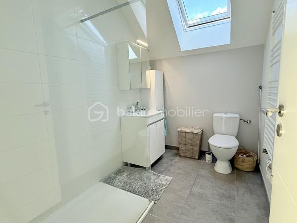 Et si vous profitiez du confort d’une maison entièrement rénovée, sans les contraintes d’un appartement ni les travaux d’une ancienne bâtisse ?

Située en plein cœur de Grosbliederstroff, à proximité immédiate des commerces, commodités et du tram en direction de Sarrebruck, cette maison mitoyenne des deux côtés de 80 m² habitables saura séduire par sa rénovation complète, ses prestations modernes et son agencement particulièrement bien pensé.
Entièrement reconstruite et rénovée il y a environ 8 ans, elle offre aujourd’hui un niveau de confort comparable à celui d’une construction récente : isolation, installations modernisées, double vitrage et chaudière gaz récente.

Dès l’entrée, vous découvrirez un espace de vie agréable et lumineux, composé d’un vaste salon-séjour ouvert sur une cuisine équipée, dans une ambiance contemporaine et conviviale.
Une petite terrasse intérieure, véritable puits de lumière, apporte une touche d’originalité et un agréable espace extérieur à l’abri des regards.
Un espace buanderie ainsi qu’un WC indépendant complètent ce niveau.

À l’étage, l’espace nuit propose deux chambres, un bureau pouvant également accueillir une chambre d’enfant, ainsi qu’une salle d’eau avec douche et WC.

Autre véritable atout : un garage situé sous la maison, accessible par une porte motorisée, offrant un espace de stationnement et de rangement appréciable en plein centre du village.

Côté budget, la maison bénéficie d’une bonne performance énergétique et d’une taxe foncière particulièrement attractive de seulement 483 € par an, ordures ménagères comprises.

Un bien idéal pour celles et ceux qui recherchent une maison fonctionnelle, moderne et facile à vivre, sans jardin, à proximité immédiate de la frontière allemande et des transports, sans avoir à engager de travaux.

Une alternative séduisante à un appartement récent, sans les charges de copropriété, avec le confort et l’indépendance d’une véritable maison !

Wie wäre es, den Komfort eines komplett renovierten Hauses zu genießen – ohne die Einschränkungen einer Wohnung und ohne den Renovierungsaufwand eines Altbaus?

Dieses beidseitig angebaute Haus mit 80 m² Wohnfläche liegt mitten im Ortskern von Grosbliederstroff, in unmittelbarer Nähe zu Geschäften, Einrichtungen des täglichen Bedarfs und der Straßenbahnverbindung nach Saarbrücken. Es besticht durch seine umfassende Renovierung, moderne Ausstattung und eine besonders durchdachte Raumaufteilung.
Das Haus wurde vor etwa acht Jahren grundlegend saniert und bietet heute einen Wohnkomfort, der dem eines Neubaus gleichkommt: zeitgemäße Dämmung, modernisierte Haustechnik, Doppelverglasung und eine neue Gasheizung.

Schon beim Betreten empfängt Sie ein heller, einladender Wohnbereich mit einem großzügigen Wohn- und Esszimmer, das offen in die Einbauküche übergeht – ein modernes und zugleich gemütliches Ambiente.
Eine kleine, innenliegende Terrasse sorgt als Lichtoase für eine besondere Note und bietet einen angenehmen, sichtgeschützten Außenbereich.
Ein Hauswirtschaftsraum sowie ein separates WC vervollständigen diese Ebene.

Im Obergeschoss befindet sich der Schlafbereich mit zwei Zimmern, einem Büro (das sich auch als Kinderzimmer eignet) sowie einem Badezimmer mit Dusche und WC.

Ein weiterer Pluspunkt ist die Garage im Untergeschoss: Sie ist über ein elektrisches Tor zugänglich und bietet wertvollen Stell- und Stauraum mitten im Ortskern.

Auch finanziell überzeugt das Haus durch eine gute Energieeffizienz und eine besonders attraktive Grundsteuer von nur 483 € pro Jahr (inklusive Müllgebühren).

Eine ideale Immobilie für alle, die ein funktionales, modernes und pflegeleichtes Haus ohne Garten suchen – in unmittelbarer Nähe zur deutschen Grenze und zu Verkehrsanbindungen, und das ganz ohne Renovierungsaufwand. Eine attraktive Alternative zu einer modernen Wohnung – ohne das Hausgeld einer Eigentümergemeinschaft, dafür mit dem Komfort und der Unabhängigkeit eines echten Hauses!