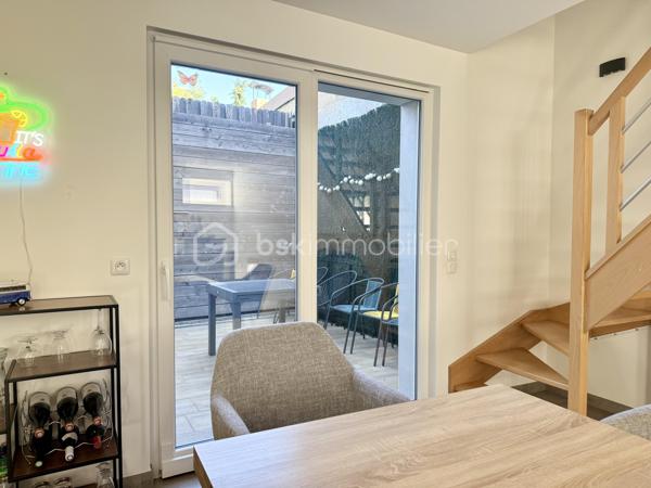 Et si vous profitiez du confort d’une maison entièrement rénovée, sans les contraintes d’un appartement ni les travaux d’une ancienne bâtisse ?

Située en plein cœur de Grosbliederstroff, à proximité immédiate des commerces, commodités et du tram en direction de Sarrebruck, cette maison mitoyenne des deux côtés de 80 m² habitables saura séduire par sa rénovation complète, ses prestations modernes et son agencement particulièrement bien pensé.
Entièrement reconstruite et rénovée il y a environ 8 ans, elle offre aujourd’hui un niveau de confort comparable à celui d’une construction récente : isolation, installations modernisées, double vitrage et chaudière gaz récente.

Dès l’entrée, vous découvrirez un espace de vie agréable et lumineux, composé d’un vaste salon-séjour ouvert sur une cuisine équipée, dans une ambiance contemporaine et conviviale.
Une petite terrasse intérieure, véritable puits de lumière, apporte une touche d’originalité et un agréable espace extérieur à l’abri des regards.
Un espace buanderie ainsi qu’un WC indépendant complètent ce niveau.

À l’étage, l’espace nuit propose deux chambres, un bureau pouvant également accueillir une chambre d’enfant, ainsi qu’une salle d’eau avec douche et WC.

Autre véritable atout : un garage situé sous la maison, accessible par une porte motorisée, offrant un espace de stationnement et de rangement appréciable en plein centre du village.

Côté budget, la maison bénéficie d’une bonne performance énergétique et d’une taxe foncière particulièrement attractive de seulement 483 € par an, ordures ménagères comprises.

Un bien idéal pour celles et ceux qui recherchent une maison fonctionnelle, moderne et facile à vivre, sans jardin, à proximité immédiate de la frontière allemande et des transports, sans avoir à engager de travaux.

Une alternative séduisante à un appartement récent, sans les charges de copropriété, avec le confort et l’indépendance d’une véritable maison !

Wie wäre es, den Komfort eines komplett renovierten Hauses zu genießen – ohne die Einschränkungen einer Wohnung und ohne den Renovierungsaufwand eines Altbaus?

Dieses beidseitig angebaute Haus mit 80 m² Wohnfläche liegt mitten im Ortskern von Grosbliederstroff, in unmittelbarer Nähe zu Geschäften, Einrichtungen des täglichen Bedarfs und der Straßenbahnverbindung nach Saarbrücken. Es besticht durch seine umfassende Renovierung, moderne Ausstattung und eine besonders durchdachte Raumaufteilung.
Das Haus wurde vor etwa acht Jahren grundlegend saniert und bietet heute einen Wohnkomfort, der dem eines Neubaus gleichkommt: zeitgemäße Dämmung, modernisierte Haustechnik, Doppelverglasung und eine neue Gasheizung.

Schon beim Betreten empfängt Sie ein heller, einladender Wohnbereich mit einem großzügigen Wohn- und Esszimmer, das offen in die Einbauküche übergeht – ein modernes und zugleich gemütliches Ambiente.
Eine kleine, innenliegende Terrasse sorgt als Lichtoase für eine besondere Note und bietet einen angenehmen, sichtgeschützten Außenbereich.
Ein Hauswirtschaftsraum sowie ein separates WC vervollständigen diese Ebene.

Im Obergeschoss befindet sich der Schlafbereich mit zwei Zimmern, einem Büro (das sich auch als Kinderzimmer eignet) sowie einem Badezimmer mit Dusche und WC.

Ein weiterer Pluspunkt ist die Garage im Untergeschoss: Sie ist über ein elektrisches Tor zugänglich und bietet wertvollen Stell- und Stauraum mitten im Ortskern.

Auch finanziell überzeugt das Haus durch eine gute Energieeffizienz und eine besonders attraktive Grundsteuer von nur 483 € pro Jahr (inklusive Müllgebühren).

Eine ideale Immobilie für alle, die ein funktionales, modernes und pflegeleichtes Haus ohne Garten suchen – in unmittelbarer Nähe zur deutschen Grenze und zu Verkehrsanbindungen, und das ganz ohne Renovierungsaufwand. Eine attraktive Alternative zu einer modernen Wohnung – ohne das Hausgeld einer Eigentümergemeinschaft, dafür mit dem Komfort und der Unabhängigkeit eines echten Hauses!