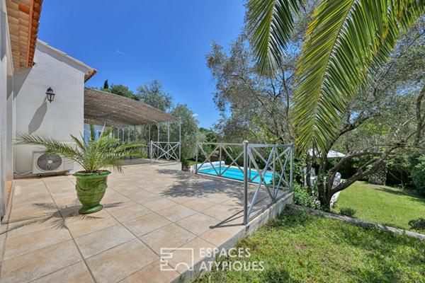 Élégante villa de plain-pied au coeur d’un jardin luxuriant