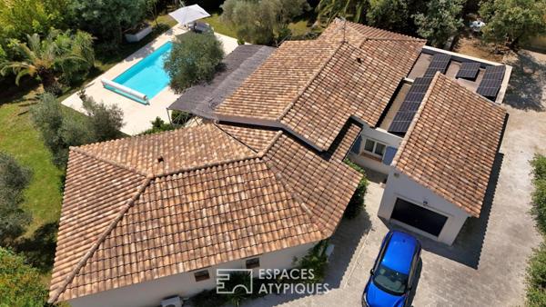 Élégante villa de plain-pied au coeur d’un jardin luxuriant