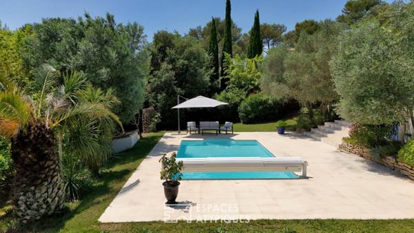 Élégante villa de plain-pied au coeur d’un jardin luxuriant