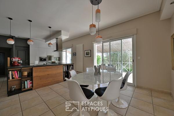 Élégante villa de plain-pied au coeur d’un jardin luxuriant