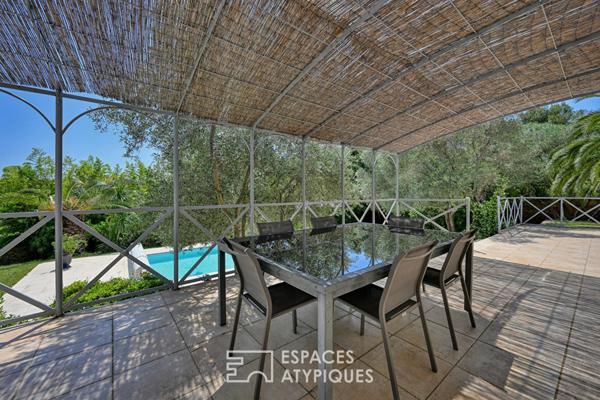 Élégante villa de plain-pied au coeur d’un jardin luxuriant