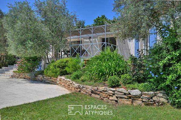 Élégante villa de plain-pied au coeur d’un jardin luxuriant