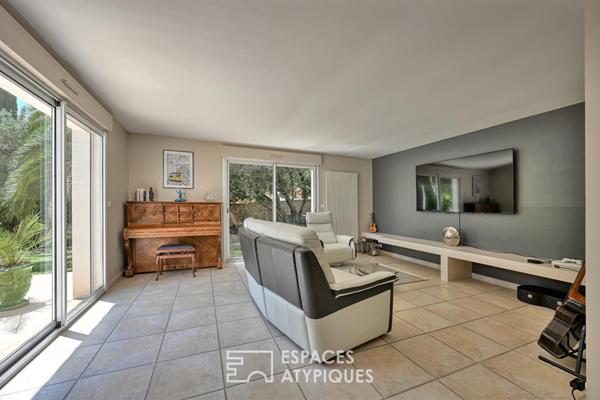 Élégante villa de plain-pied au coeur d’un jardin luxuriant