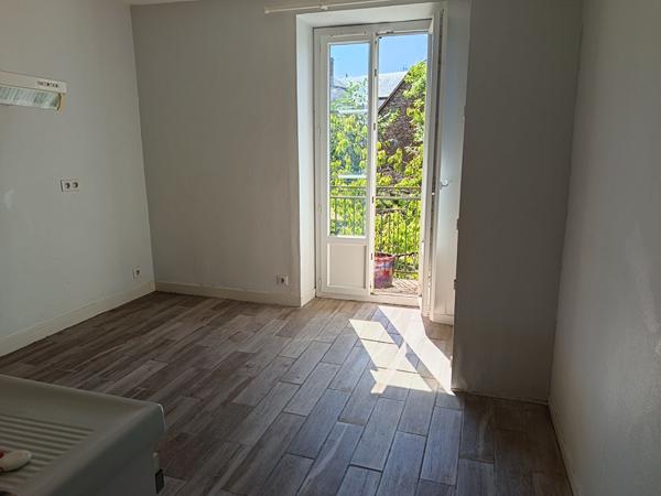 Appartement à rénover dans une belle bâtisse - Juillac Juillac
