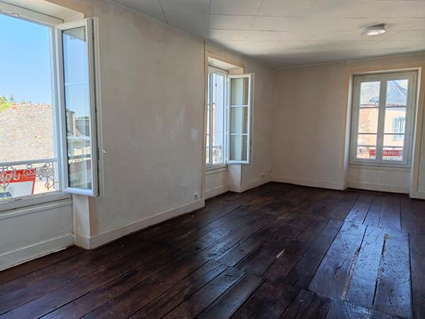 Appartement à rénover dans une belle bâtisse - Juillac Juillac