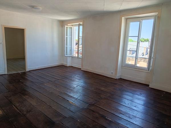Appartement à rénover dans une belle bâtisse - Juillac Juillac