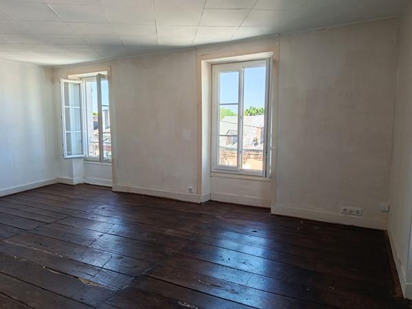Appartement à rénover dans une belle bâtisse - Juillac Juillac