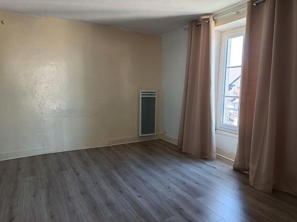 Appartement à rénover dans une belle bâtisse - Juillac Juillac