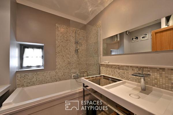 Appartement de caractère avec terrasse proche de la Maison Carrée