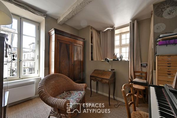 Appartement de caractère avec terrasse proche de la Maison Carrée