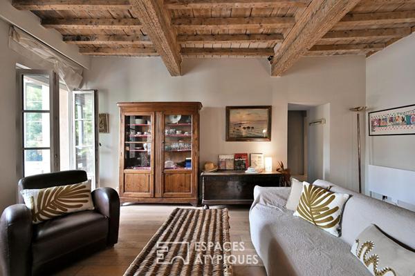 Appartement de caractère avec terrasse proche de la Maison Carrée